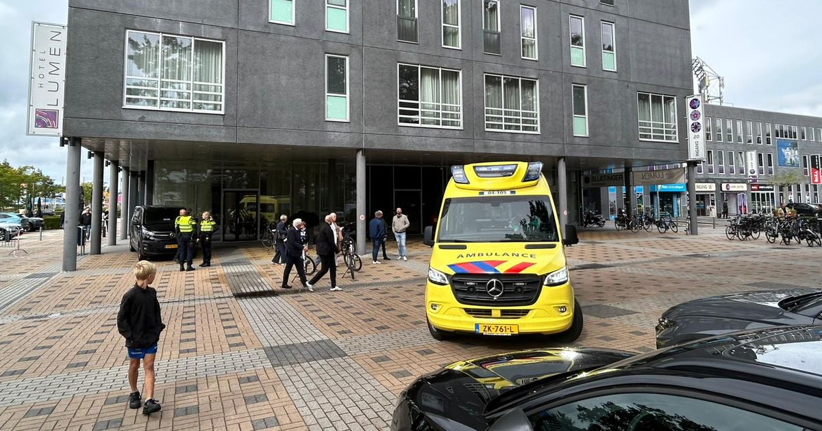Persoon aangereden door politiebusje bij rellen na IJsselderby