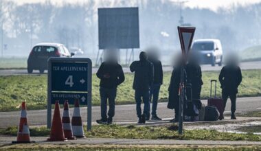 Tientallen asielzoekers van Ter Apel naar kerk in Leiden - RTV Noord