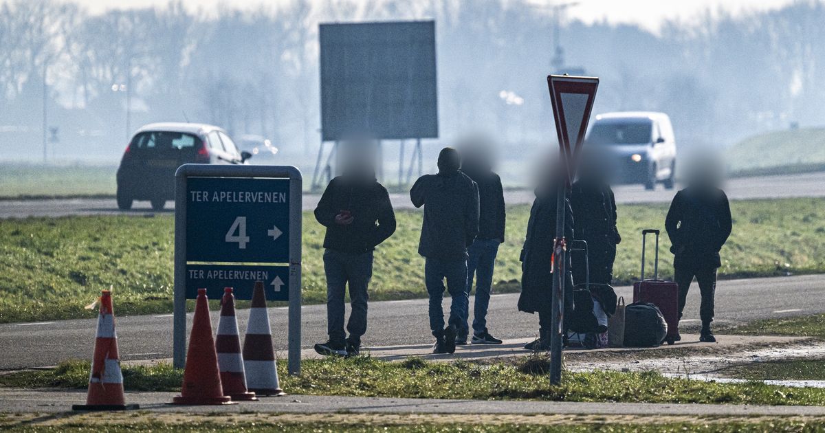 Tientallen asielzoekers van Ter Apel naar kerk in Leiden - RTV Noord