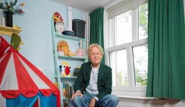 Schrijver Thomas Rosenboom werd vader op zijn 66ste en schreef er een boek over. ‘Ik dacht: een kind, dat kunnen we wel’