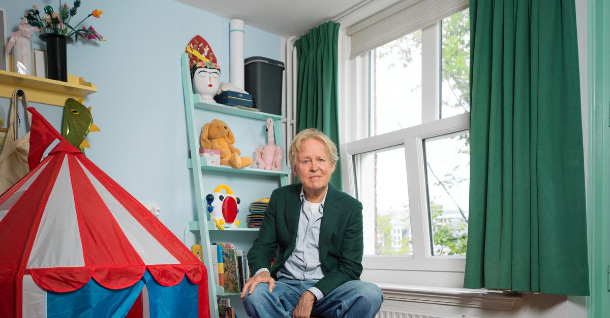 Schrijver Thomas Rosenboom werd vader op zijn 66ste en schreef er een boek over. ‘Ik dacht: een kind, dat kunnen we wel’