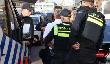 Massale vechtpartij bij restaurant, agent gewond - Omroep West