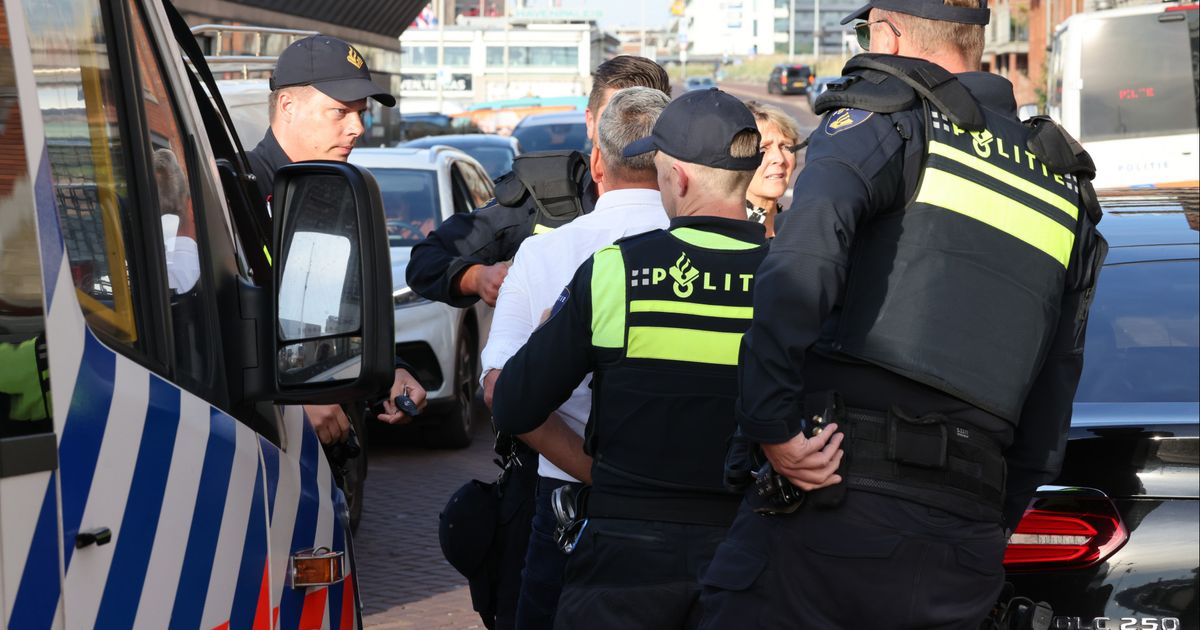 Massale vechtpartij bij restaurant, agent gewond - Omroep West