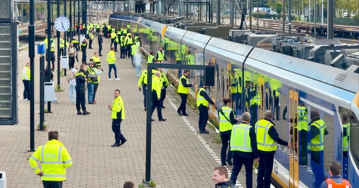 Veel controleurs en politie bij grote actie tegen zwartrijders: 'Er is behoorlijk wat overlast'