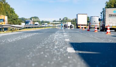 Glasscherven op de A1 bij Deventer, file van meer dan een uur - RTV Oost