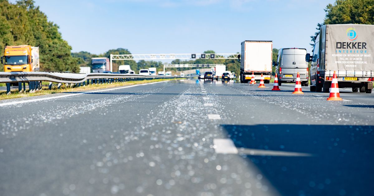 Glasscherven op de A1 bij Deventer, file van meer dan een uur - RTV Oost