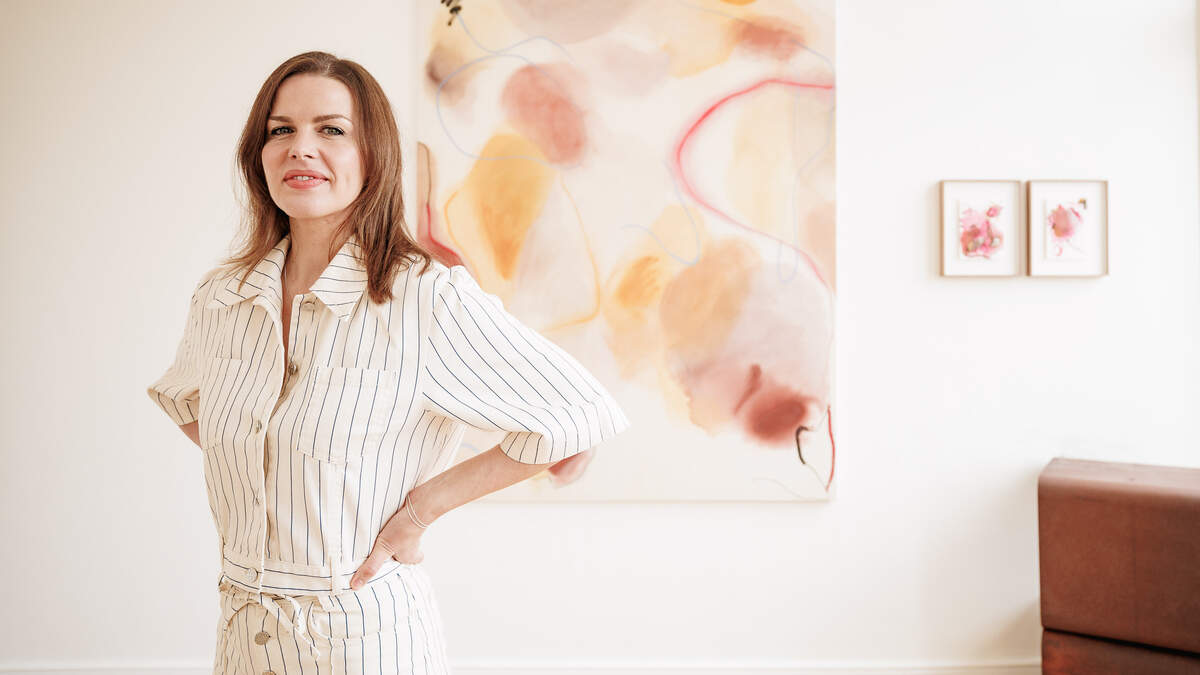 Hilke (37) van Galerie Charlie tovert haar woning om tot kunsthuis: “Het leven is te kort om naar kale muren te kijken”