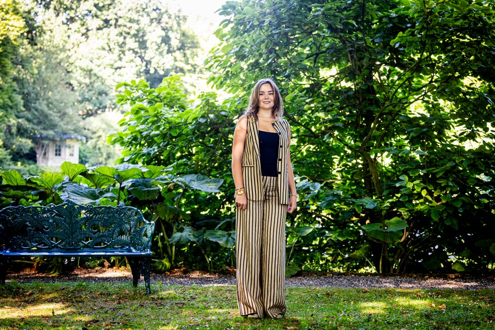 prinses ariane tijdens de jaarlijkse zomerfotosessie in een pak van max mara in de tuin van paleis huis ten bosch
