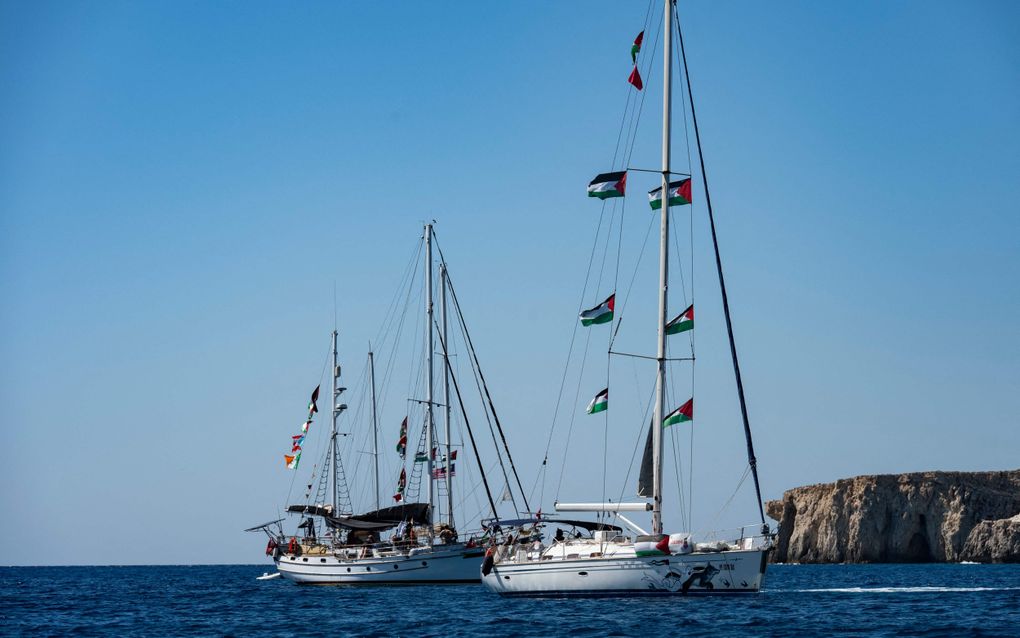 Witte zeilscheepjes met in de mast diverse Palestijnse vlaggen.