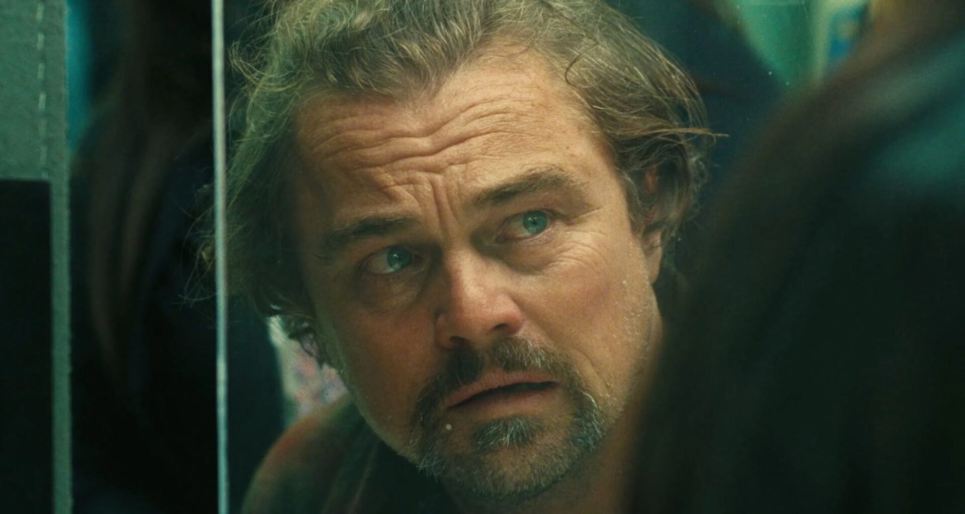 DiCaprio overtreft als paranoïde stoner al zijn films, zelfs Titanic