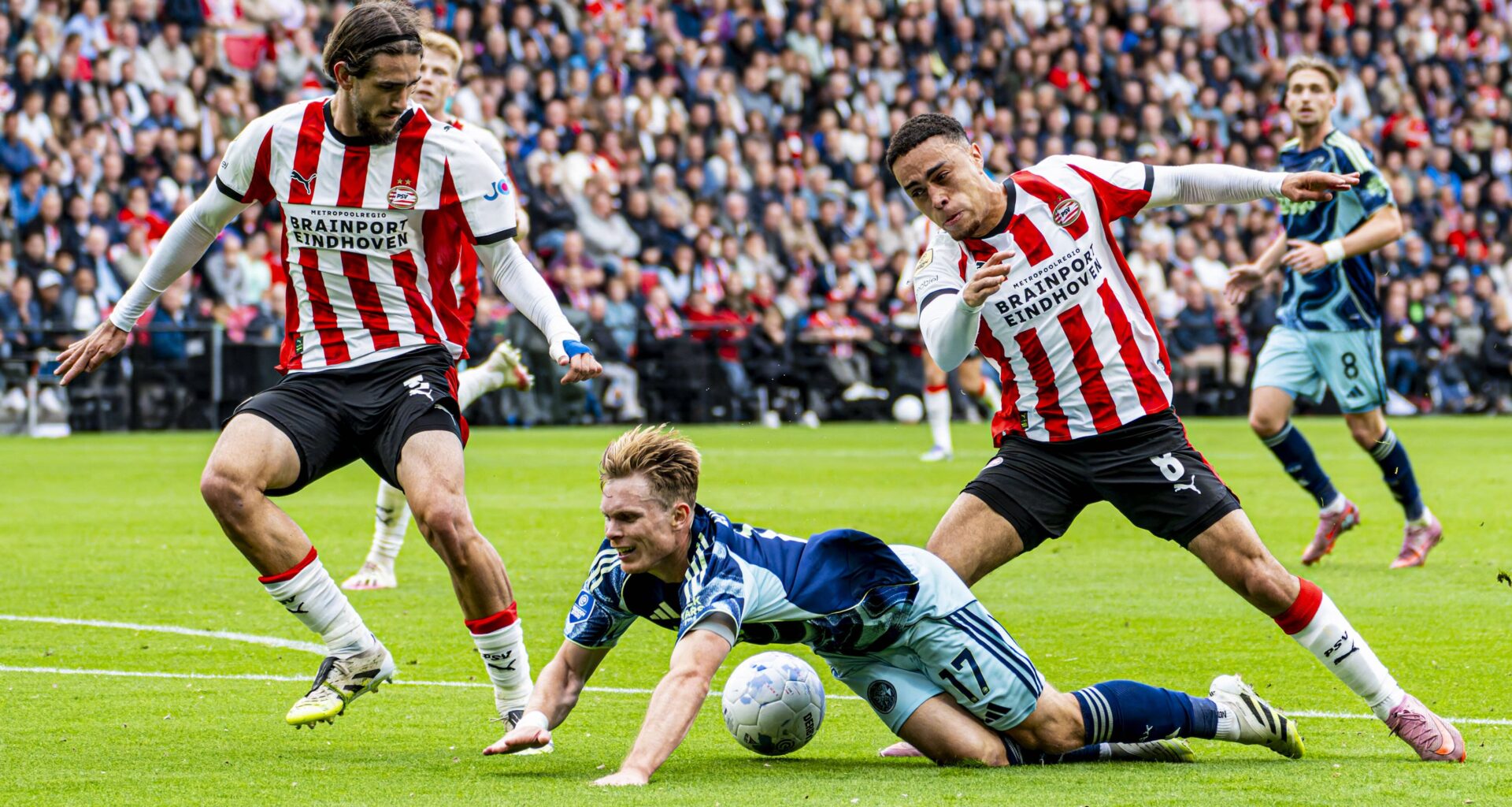 Oscar Gloukh redt in slotfase punt voor Ajax in vermakelijke topper tegen PSV