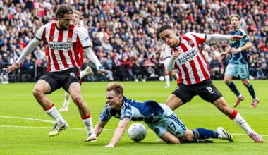 Oscar Gloukh redt in slotfase punt voor Ajax in vermakelijke topper tegen PSV