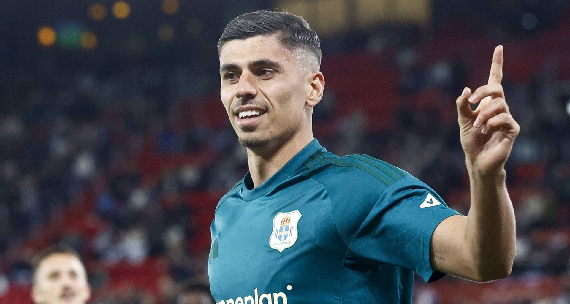 Koen Kostons zit AZ flink dwars met dubbelslag voor PEC Zwolle