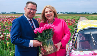 Arjan Smit en Janny van der Heijden met haar eigen tulp.