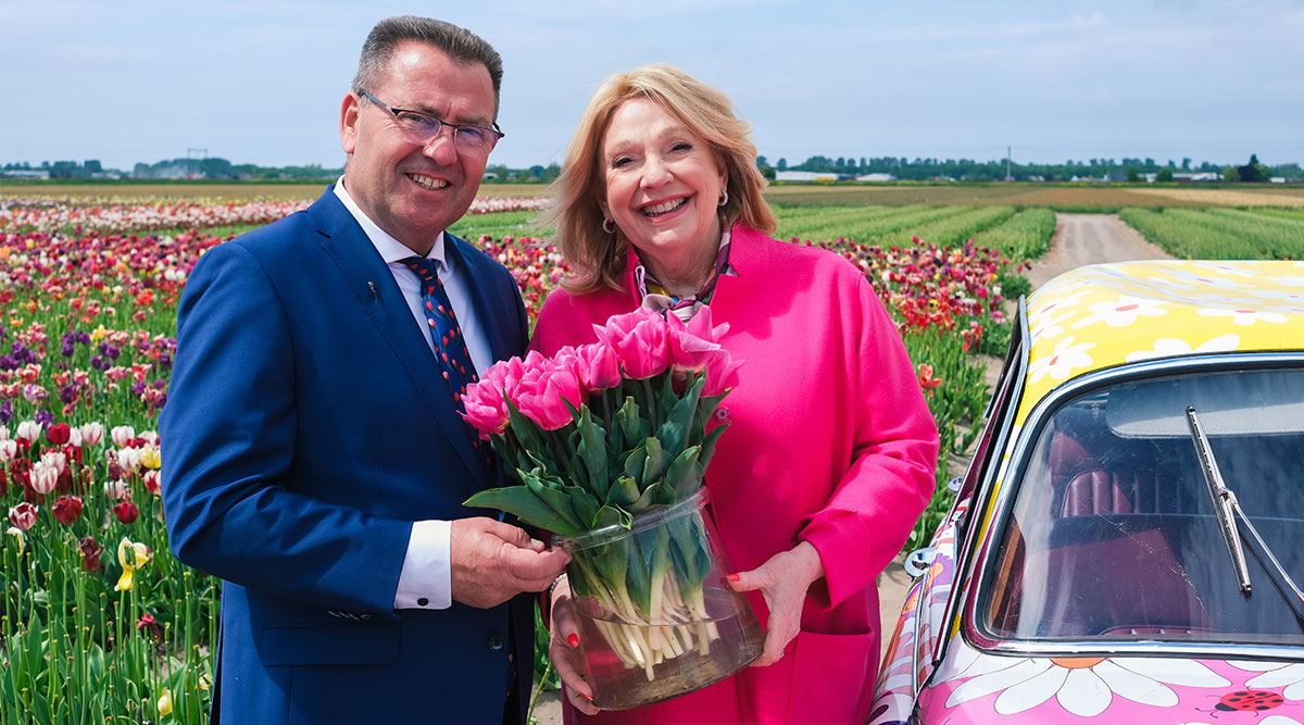 Arjan Smit en Janny van der Heijden met haar eigen tulp.