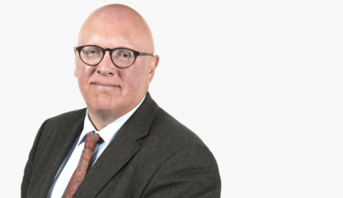 Column | In Alan Bennett’s nieuwe boek bevredigt de glazenwasser bejaarden in het fietsenhok