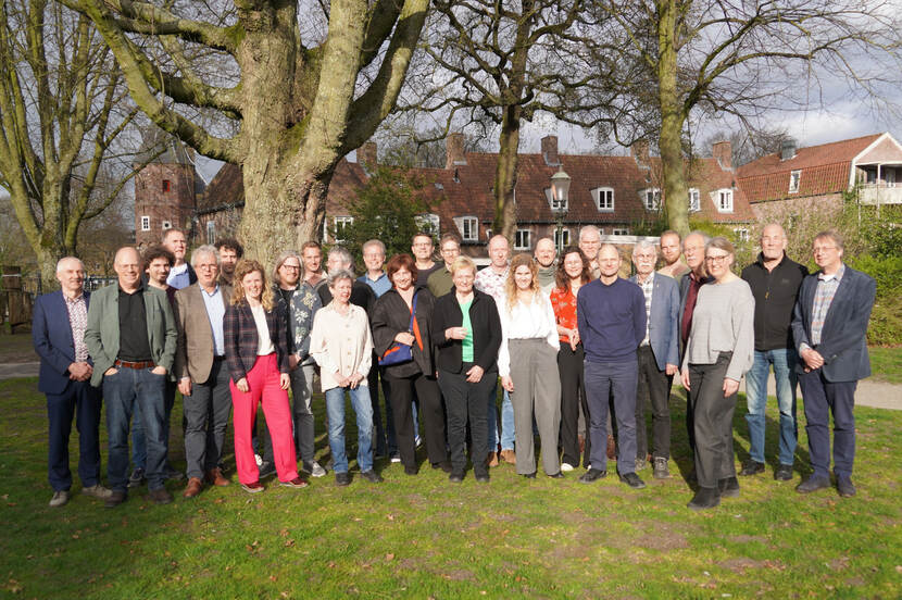 Groepsfoto van de auteurs in park