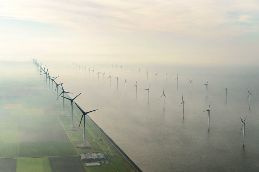 rijen met windturbines in de mist, vanaf boven gezien
