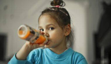 Kind drinkt uit de fles.