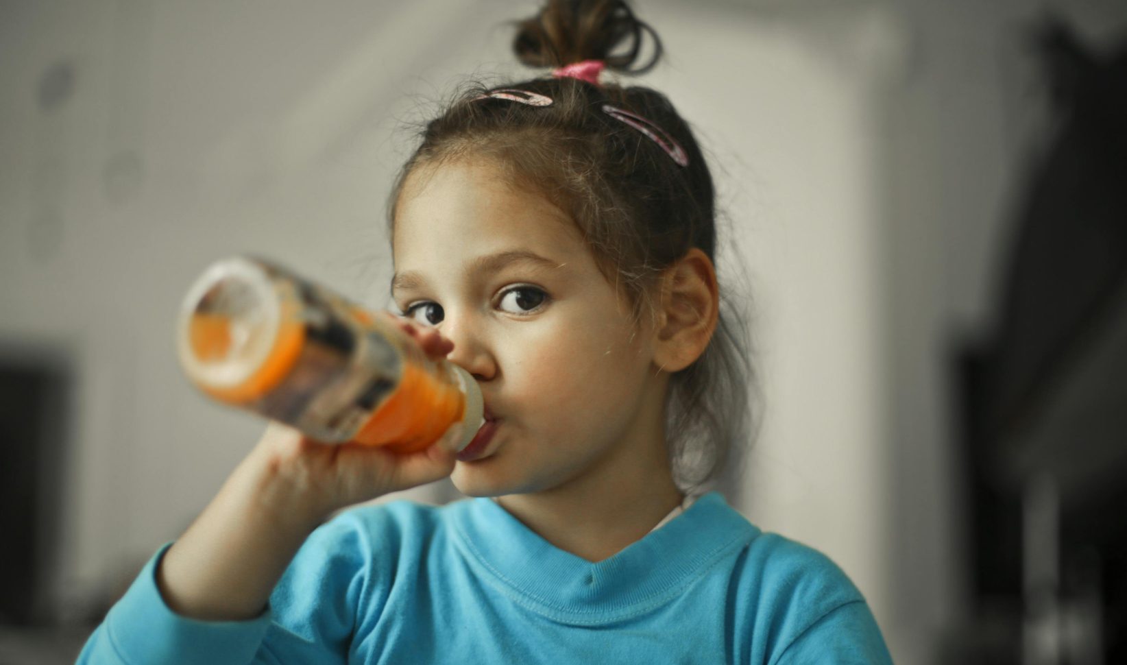 Kind drinkt uit de fles.