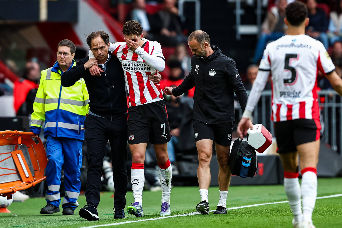 Ruben van Bommel verlaat geblesseerd het veld bij PSV-Ajax