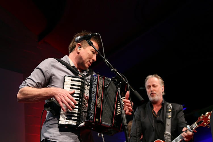 Geduld Rowwen Hèze is op: “Vanaf volgende maand spreekt iedereen in Holland Limburgs”