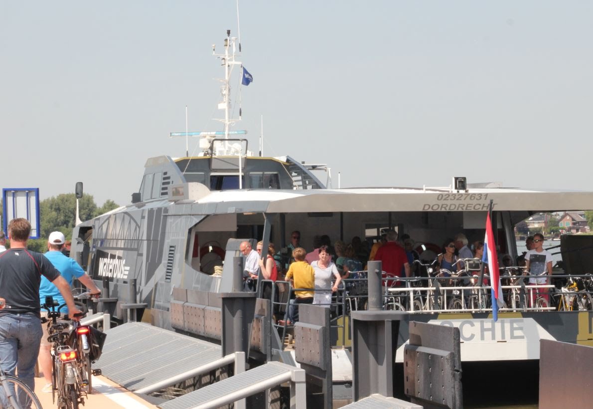 Waterbus gered met schrappen van twee lijnen