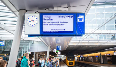 NS-informatieborden gaan naar donkere modus