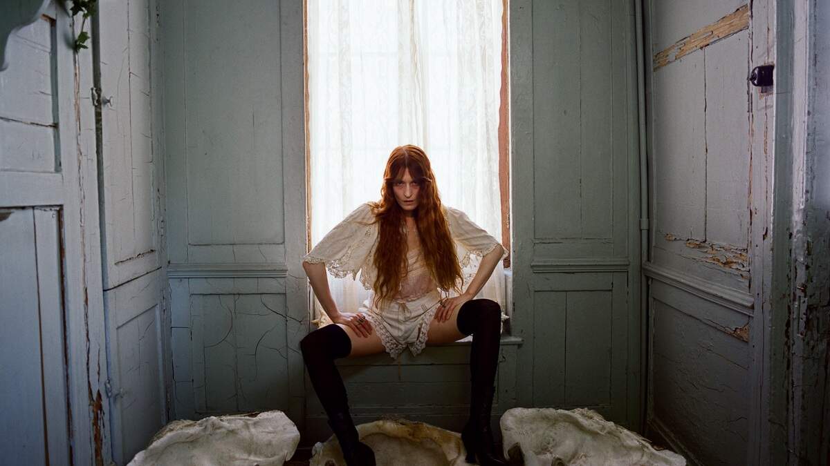 Florence + The Machine hervindt op Everybody scream de levenslust na bijna-doodervaring ★★★★☆ - De Standaard