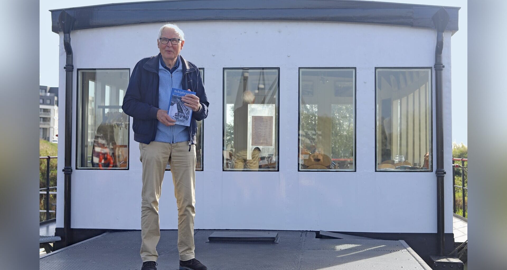 Bezoek aan brugschip in Museumhaven leidt tot boek over schipbruggen | Maatschappij