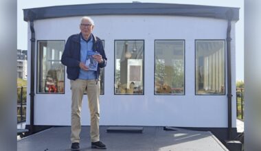 Bezoek aan brugschip in Museumhaven leidt tot boek over schipbruggen | Maatschappij