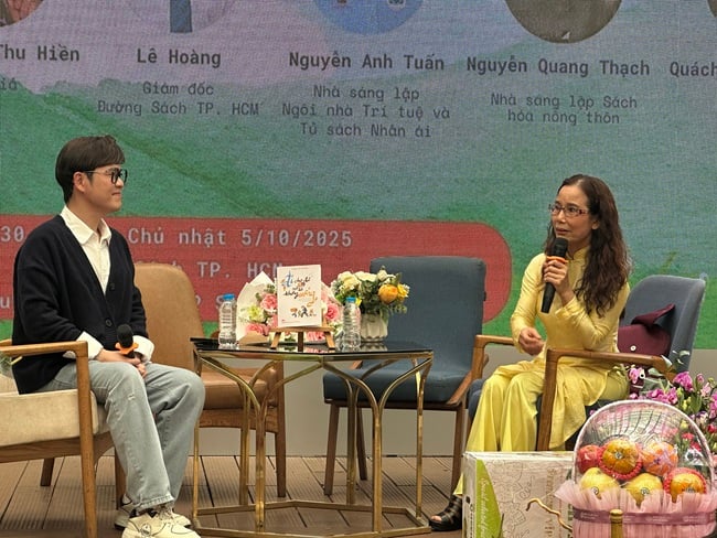 Cô giáo 10 năm “cõng” sách gửi yêu thương đến vùng bão lũ - Ảnh 1.