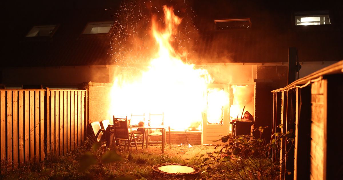 Rijtjeshuis uitgebrand, bewoner naar ziekenhuis - Rijnmond
