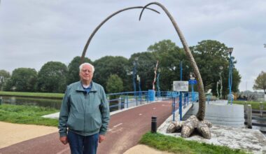 Jan Pol (76) uit Hoogeveen is gek op bruggen, dus schreef hij er een boek over