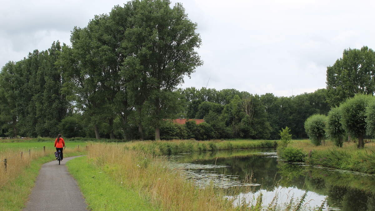 Onze reporter ging fietsen net over de grens in Noord-Brabant: “Trappen met glas wilde wijn”