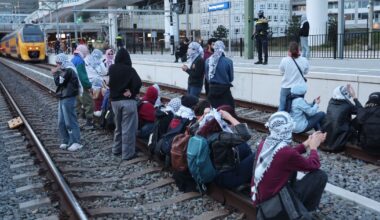 Treinverkeer rond Den Haag Centraal urenlang stil nadat actievoerders het spoor op gaan - Omroep West