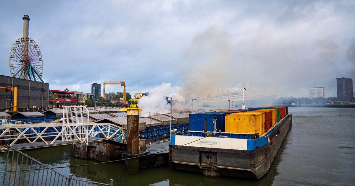 Weinig over van camper na brand onder viaduct | Man schopt scène in restaurant en eist geld terug - Rijnmond