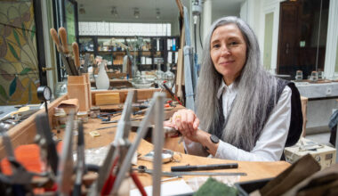 Zilversmid Nedda El-Asmar, nieuwe directeur van de Antwerpse Academie van Schone Kunsten: “Ik schrok dat ik de eerste vrouw ben, maar ze kozen me om wie ik ben” - GVA