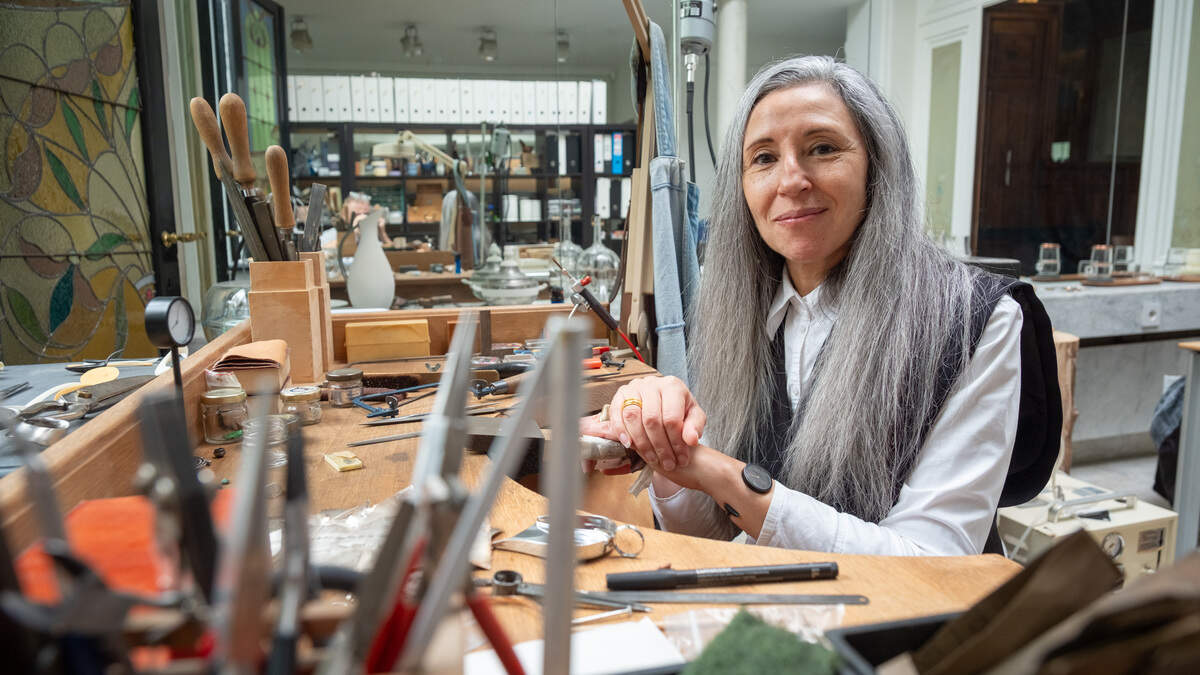 Zilversmid Nedda El-Asmar, nieuwe directeur van de Antwerpse Academie van Schone Kunsten: “Ik schrok dat ik de eerste vrouw ben, maar ze kozen me om wie ik ben” - GVA