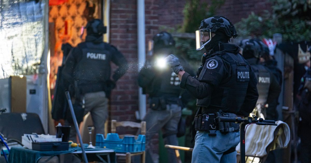 Drugs gevonden na inval politie | Auto ramt gevel supermarkt