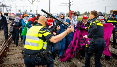 Actievoerders blokkeren havenspoorlijn: politie grijpt hardhandig in, veel aanhoudingen - Rijnmond