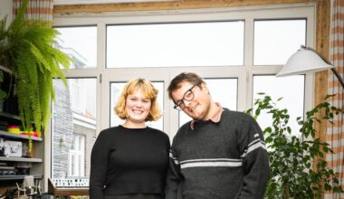 Indie-koppel Pip Blom en Willem Smit bezingen hun leven achter de voordeur: ‘Jij hebt een van mijn lievelingsstemmen’