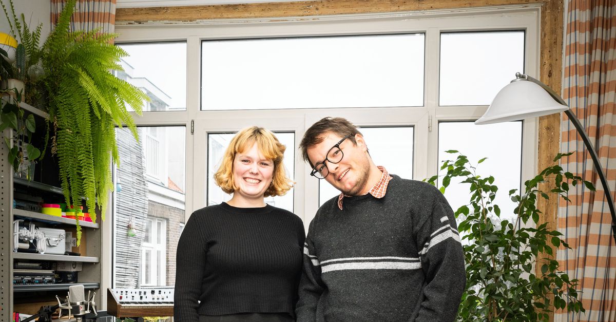 Indie-koppel Pip Blom en Willem Smit bezingen hun leven achter de voordeur: ‘Jij hebt een van mijn lievelingsstemmen’