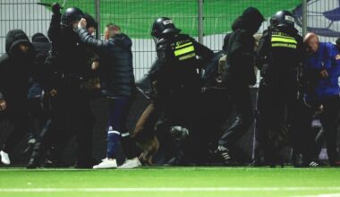 Politie en supporters op het veld, wedstrijd FC Den Bosch - ADO Den Haag gestaakt - Omroep West