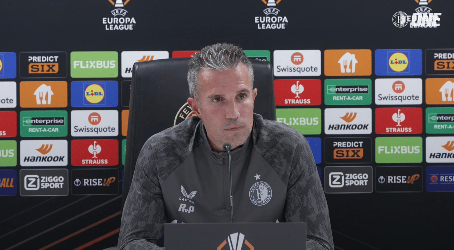 Van Persie komt met advies voor Heitinga en wijst dan naar kritische Sneijder