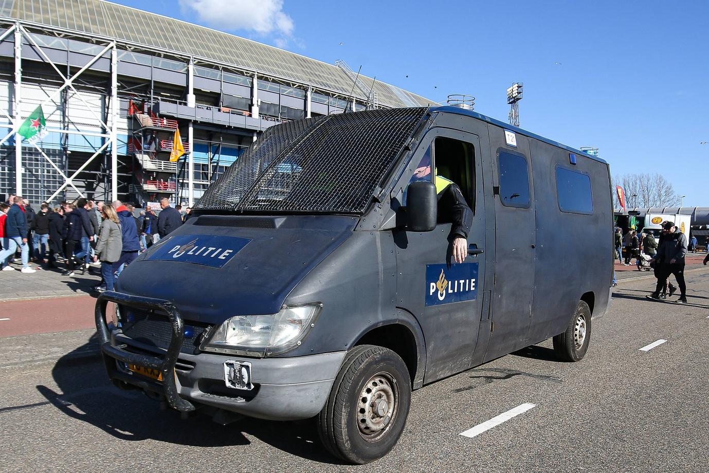 Feyenoord-fans misdragen zich in centrum Rotterdam en vallen Aston Villa-fans aan