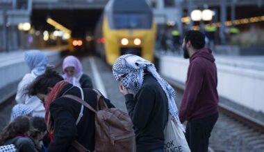 Politie haalt activisten van spoor, NS hervat treinverkeer Den Haag Centraal