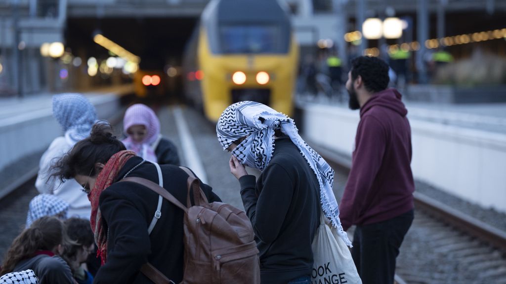 Politie haalt activisten van spoor, NS hervat treinverkeer Den Haag Centraal