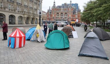 Dolle Mina's zetten tenten op uit protest tegen tekort aan vrouwenopvang