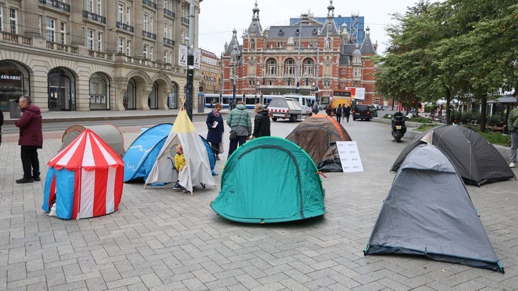 Dolle Mina's zetten tenten op uit protest tegen tekort aan vrouwenopvang